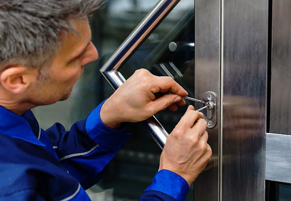 Schlüsseldienst-Monteur